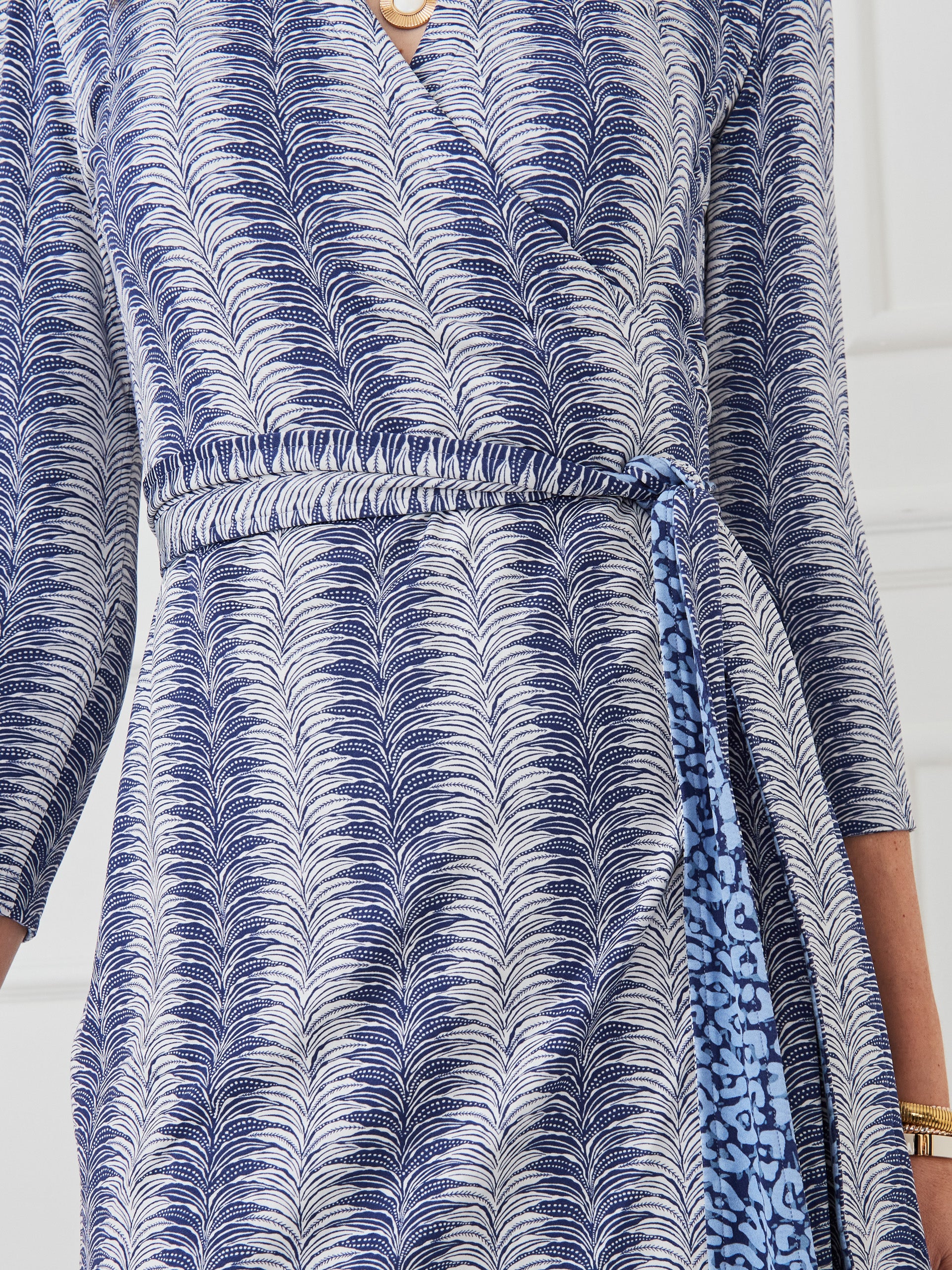 rumi_0231176568_wild_fern_petite_leopard_off_white_dk_blue_020